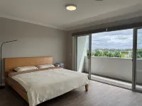 Spacious & Quiet 4BR, 3BA Home City Centre Walk to Train & Shopping - Parkplatz