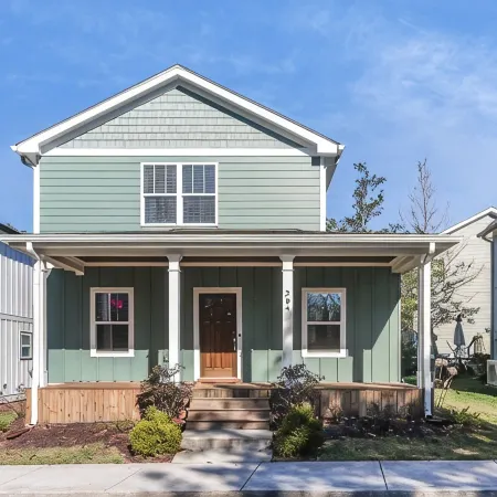The Westchester - A modern bungalow 9-minute walk to downtown Ball Ground