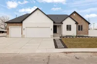 Family Home Orem 4BD w/ Hot Tub - 홈스테이