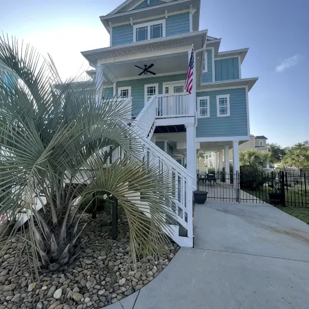 Garden City Pet friendly beach house! Golf car provided. 3 min ride to the beach