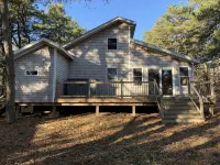 Cozy cottage 3/4 mile from Oak Bluffs harbor - 2-Star