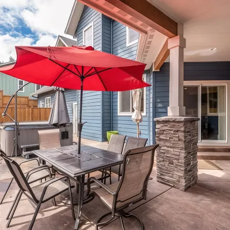 Beautiful Custom Home Centrally Located Near The University of Oregon