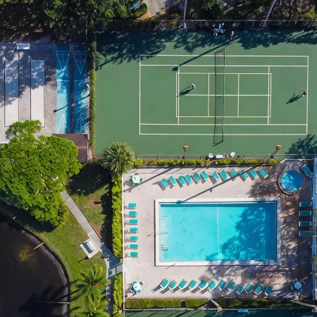 Peaceful Lakeview Condo • 2 Pools • Minutes to Img & Beaches