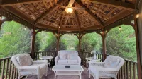 Incredible Riverside Getaway in the White Mountains - Central Location - 4성급
