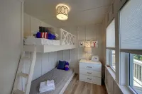 Quaint Waterfront Cottage.  Quick walk to the beach - WiFi