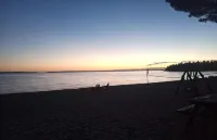Beach House Lakeside Cottages - 2-Star