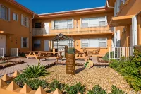 Riptide Oceanfront Hotel - مطابخ