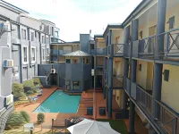 Airport Inn and Suites - Kolam Renang