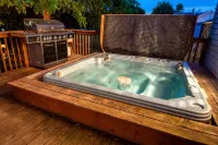 Charlevoix Family Home ~  in Town Home, Newly Renovated, Fire Pit, Hot Tub!!! - WiFi