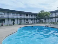 Sprucewood Inn - Pools