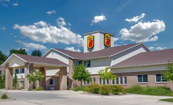 Super 8 by Wyndham Cedar Falls IA - University