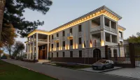 Zarafshon Parkside Hotels near Art Gallery