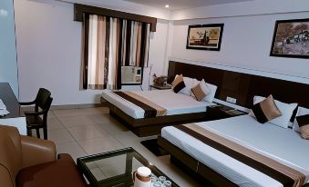 Hotel Su Shree Continental 5 Minutes Walk from New Delhi Railway Station - Housity