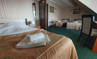 Hotel Zbyszko - Housity