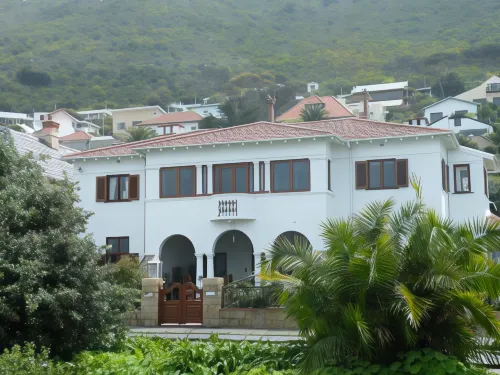 Sonnekus Boutique Hotel & Bistro in St James Hotel di Muizenberg