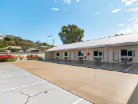 Castle Crest Motel Hotels in North Ward