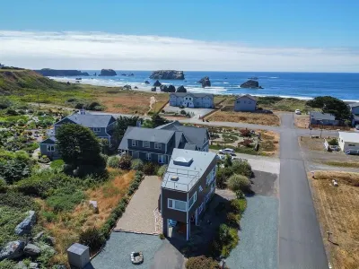 3Br Bungalow • 1 Block to Beach •Shuffleboard•Ocean & River Views • Bandon Dunes