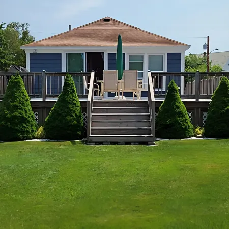 Immaculate Cottage, Huge Deck And Great Back Yard For All Your Yard Games.
