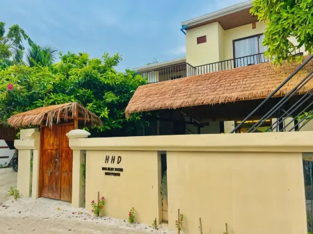 Holiday Home Dhiffushi Отели рядом с достопримечательностью «Meeru Island Resort and Spa»