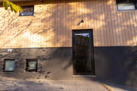 Lake Front Living New and Cosy Seperate Ground Floor Appartment Отели рядом с достопримечательностью «Сноуи Маунтинс Граммар Скул»