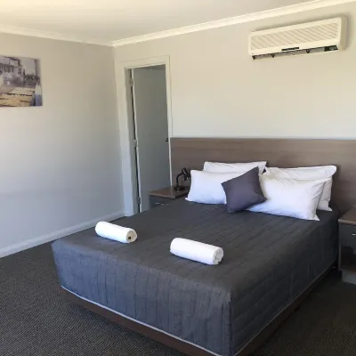 Coro Club Motel Hotels near Griffith, NSW