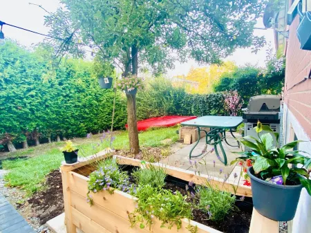 Sunrise Tree Guest House Отели рядом с достопримечательностью «Торонто Ботаникал Гарден»