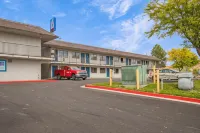 Motel 6 Elko, NV - parking