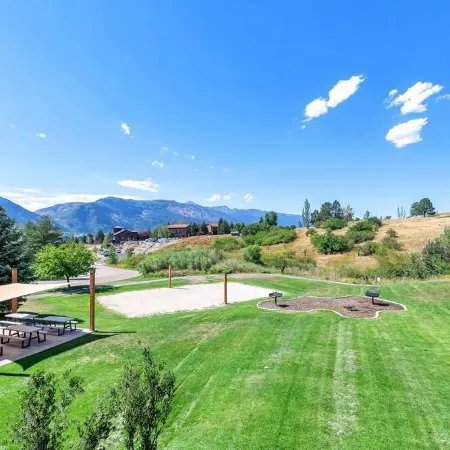 Spacious Eden Retreat – Modern Comfort, Scenic Views & Room for 11