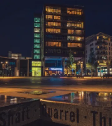 King Deluxe City Apt Large Balcony& Free Parking!