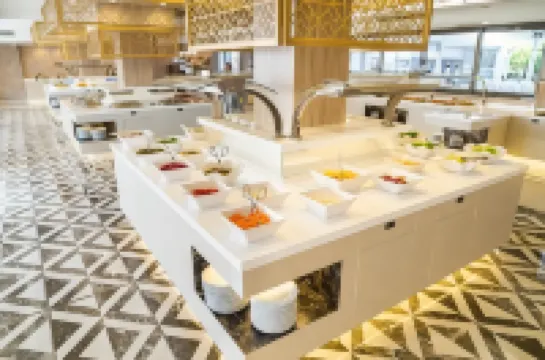 엠레 비치 & 엠레 호텔