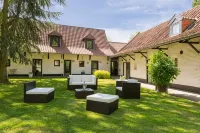 La Ferme Blanche, the Originals Relais Hotels in Englos