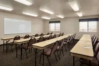 트래블로지 바이 윈덤 밀퍼드