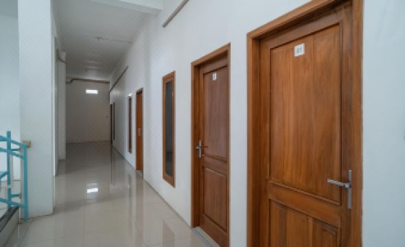RedDoorz Near RS Mitra Keluarga Waru