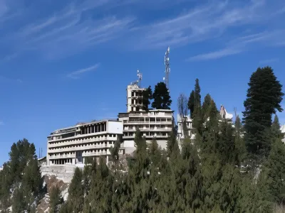 Shangrilla Hotel & Resort-Changlagali فنادق في 