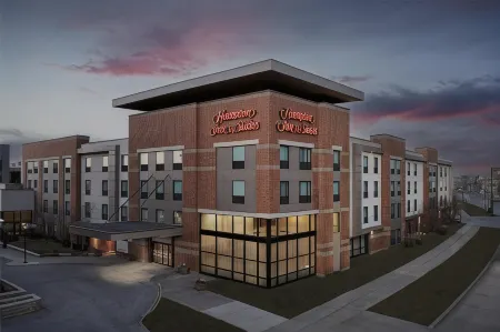 Hampton Inn & Suites Omaha-Downtown Отели рядом с Аэропорт Эпплей-Эйрфилд