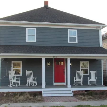 American Four-Square completely renovated, easy walk to the beach!