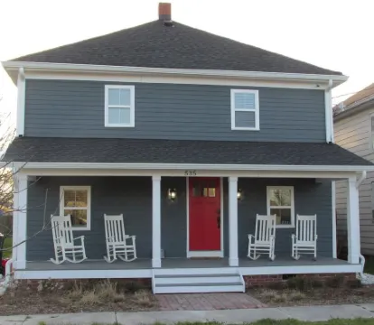 American Four-Square completely renovated, easy walk to the beach!