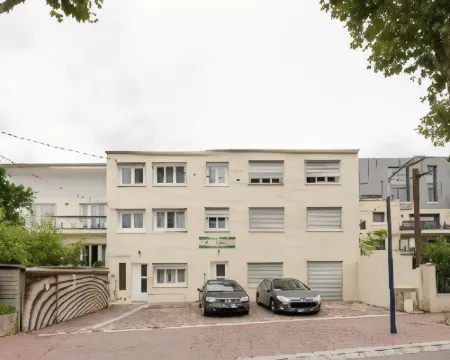 Résidence Hôtel le Relais Amélie クラマールのホテル