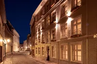 Hotel Aragon Hotel dekat Square and Statue of Simon Stevin