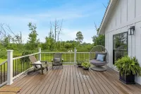 Gorgeous Cottage on Wabasis Lake. Pontoon included & pet friendly! Hotels in Oakfield Township