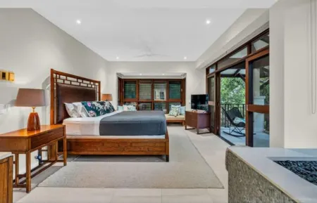 Beachfront Luxurious 3 bedroom Villa Palm Cove.