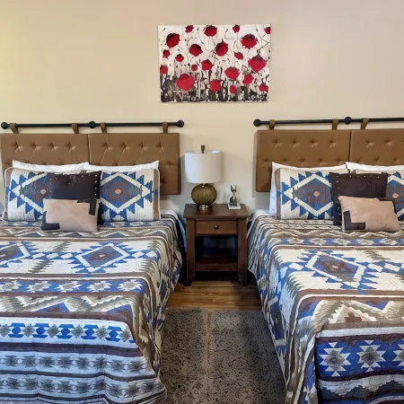 2 Minutes from the North Entrance of Yellowstone - Beautiful and Cozy Cabin