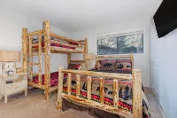 New Listing Pet Friendly 2-Bdrm Condo, Sleeps 5 . Ski to Lift , Near Bus Line.