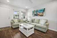 Sea Glass Getaway - Walk to Beach *King Bed* - Boutique