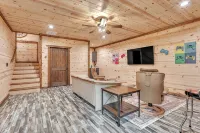 2024 Modern 3/2.5 cabin with Game Room, Hot tub Secluded Near downtown Ellijay - Chalets