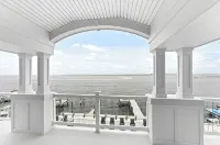 Expansive Bayfront Home w/ Heated Saltwater Pool & Dock - Familievenlig