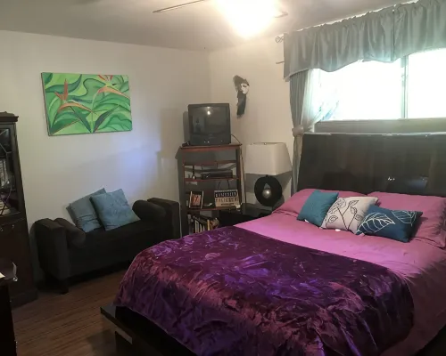 Colorful Warm Weather Jewel House 10,000 sq ft lot. Hotels in Menifee