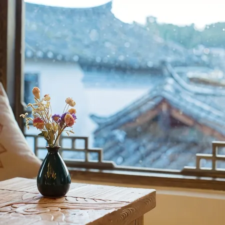 LIjiang Shiliushang Inn