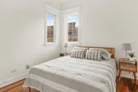 Prime 4 Br Sleeps 13, Chef Kitchen, 8 Blks to Wrigley, 15Min Train to Mag Mile - Bungalows