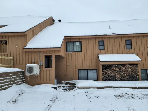 Sleeps 12 4BR/3BA Ski-in/Out Condo WiFi/AC/Lake/ATV/Hike/Snowmobile-Dog Friendly - Hytter